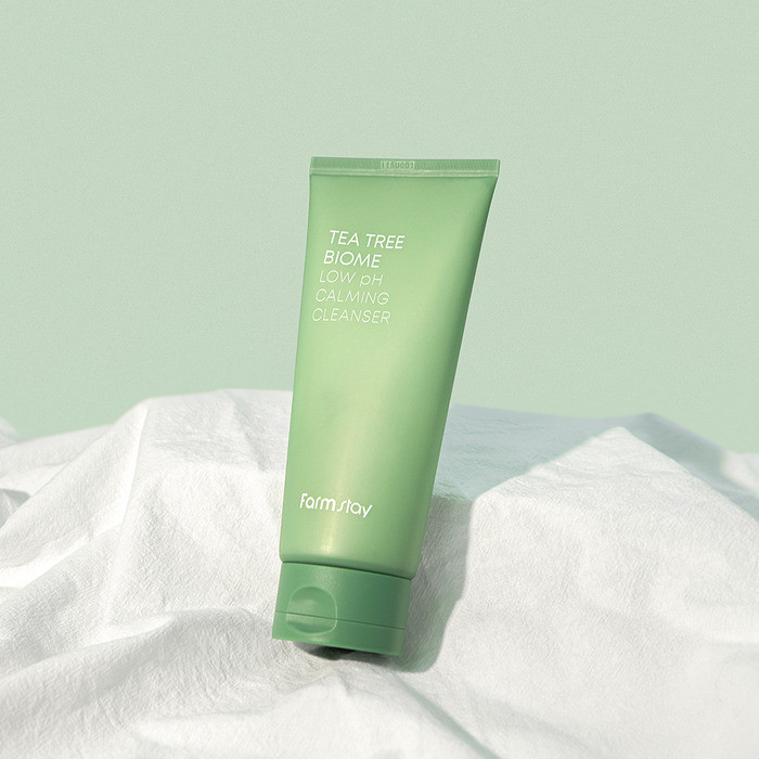 غسول للوجة ملطف بقلويه  منخفضه بخلاصة أوراق شجرة  الشاي  من فارم ستاي | Farmstay Tea Tree Biome Low PH Calming Cleanser