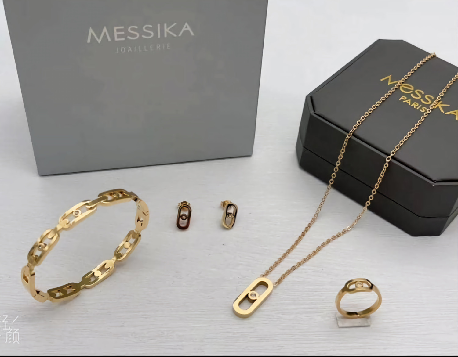 طقم من ماركة ميسيسكا سمبل ناعم زركون